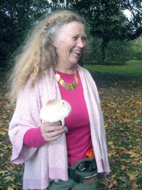 Sally Phillips during the excursion to Cobtree Manor Park; photo by Vilĉjo Walker